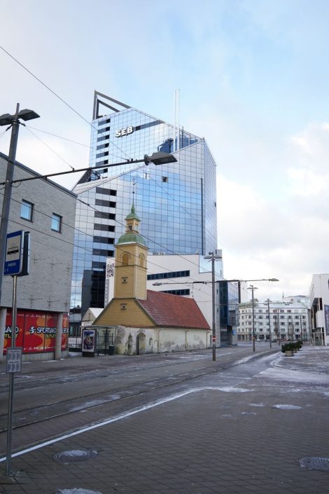 Armenisch-Orthodoxe Kirche vor Bankgebäude
